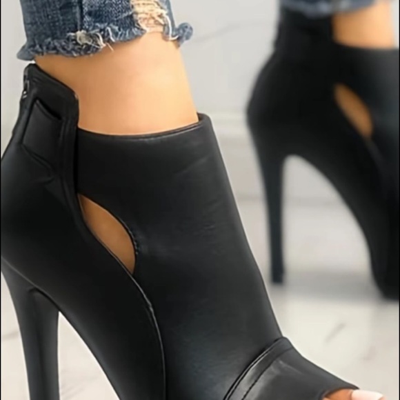 Chic Black Women's Peep-Toe Heels - Picture 2 of 3